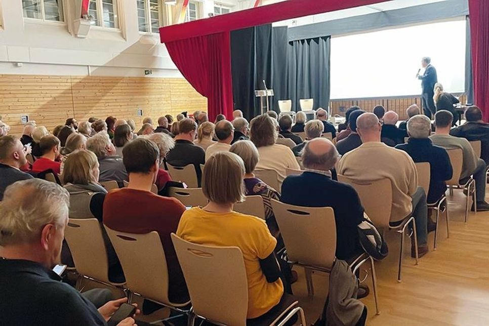 Rund 80 interessierte Bad Schwartauer kamen in die Krummlandhalle, um sich über das Standortmarke-Projekt zu informieren.