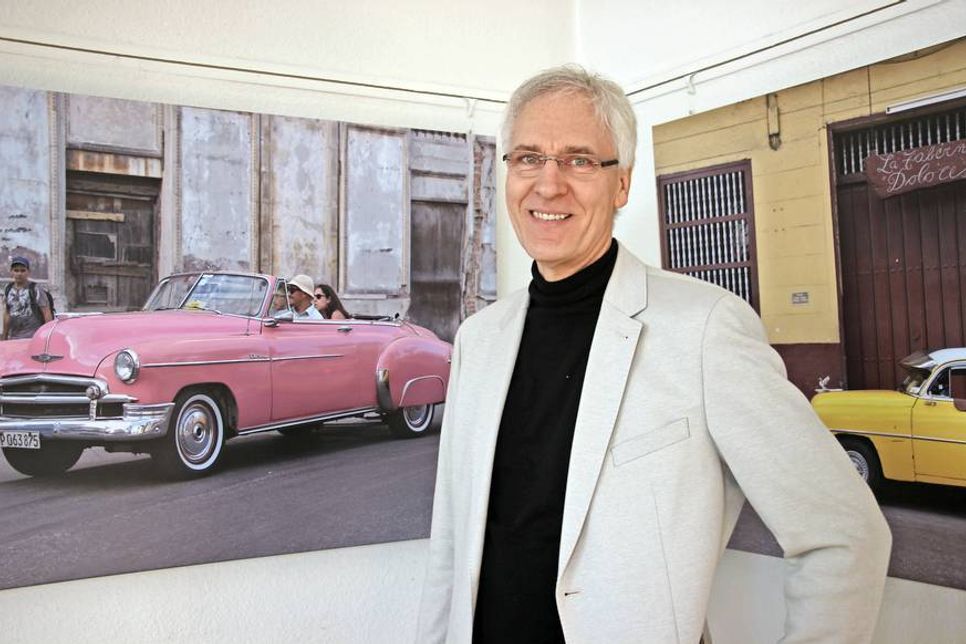 Dr. Volker G. Bielfeld vor seinen Fotografien.