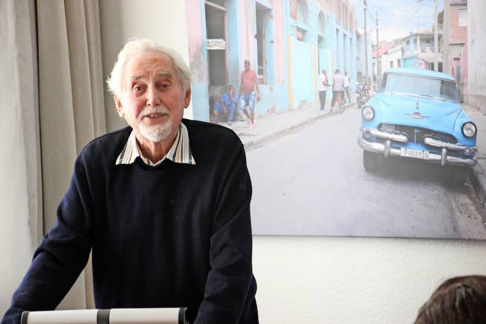 Künstler Heiner Tonn führte in die Ausstellung ein.