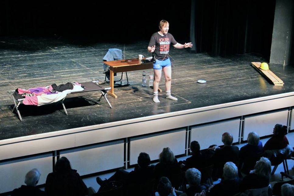 Die Ein-Mann-Komödie im Theatersaal war mit rund 150 Zuschauern gut besucht.