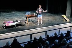 Die Ein-Mann-Komödie im Theatersaal war mit rund 150 Zuschauern gut besucht.