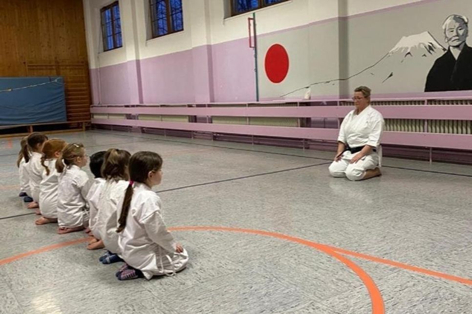 Grömitz. Am Freitag, dem 24. Januar lädt das Karate-Dojo Nippon Grömitz ab 15.30 Uhr in die Rathaushalle nach Grömitz zu einem „Tag der offenen Tür“ ein. Hier möchte das Dojo durch Vorführungen der Minigruppe bis hin zu den Schwarzgurten die japanische Kampfkunst dem Publikum näher bringen. Anschließend stehen die Trainer bei Kaffee und Kuchen zum gemütlichen Klönschnack bereit. (red)