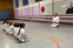 Grömitz. Am Freitag, dem 24. Januar lädt das Karate-Dojo Nippon Grömitz ab 15.30 Uhr in die Rathaushalle nach Grömitz zu einem „Tag der offenen Tür“ ein. Hier möchte das Dojo durch Vorführungen der Minigruppe bis hin zu den Schwarzgurten die japanische Kampfkunst dem Publikum näher bringen. Anschließend stehen die Trainer bei Kaffee und Kuchen zum gemütlichen Klönschnack bereit. (red)