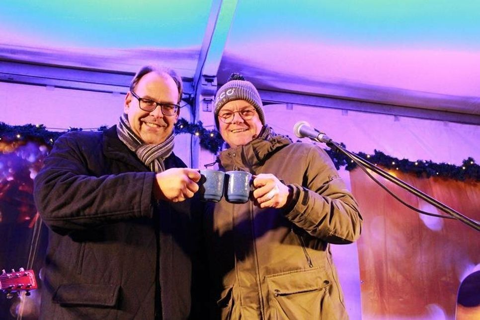 Anpunschen: Bürgermeister Mirko Spieckermann (lks.) und Gewerbevereinsvorsitzender Sven Muchow begrüßten die Gäste.