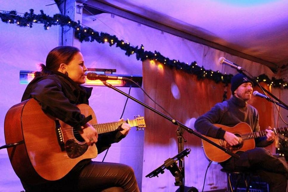 Das Duo „Esther Jung &amp; Lukas Kowalski“ begeisterte die Besucher mit handgemachter Musik vom Feinsten.