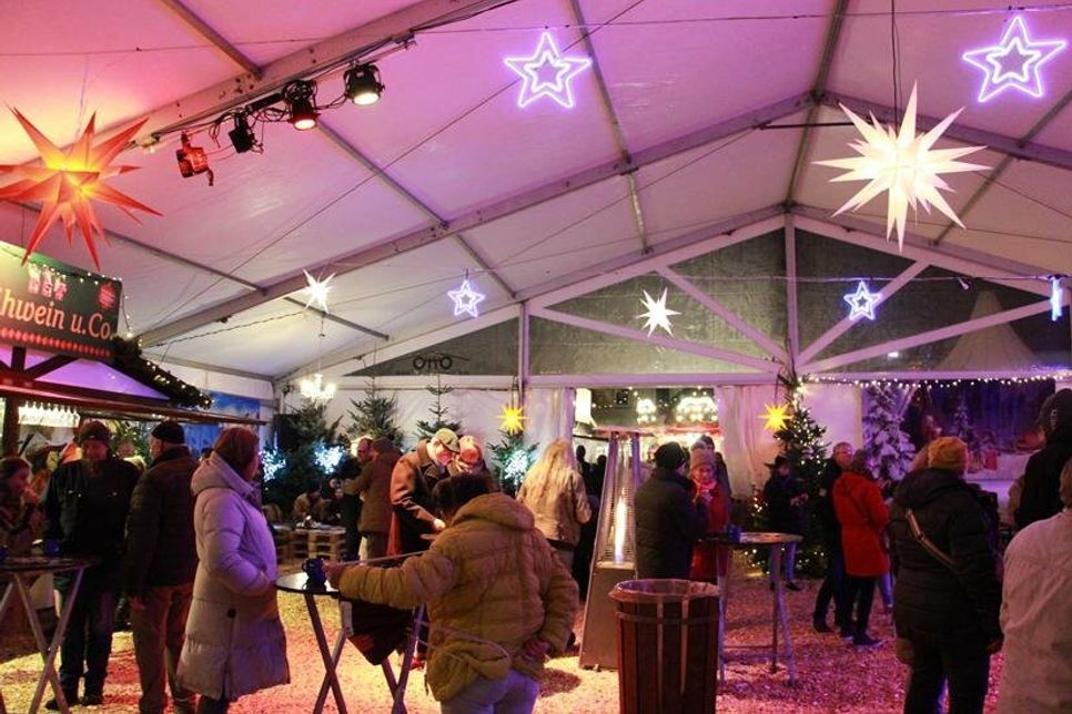 Punsch, Lichter, Sitzgelegenheiten und eine Bühne sorgen im Zelt für vergnügte Stunden.