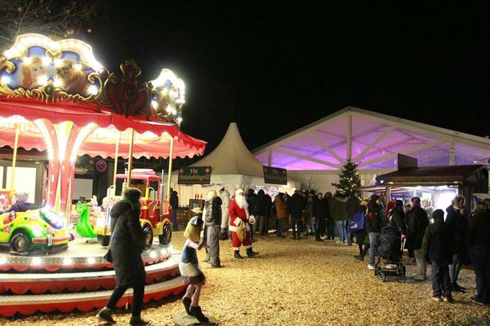 Im Außenbereich laden Hütten, ein Kinderkarussel und frische Luft zum Verweilen ein.