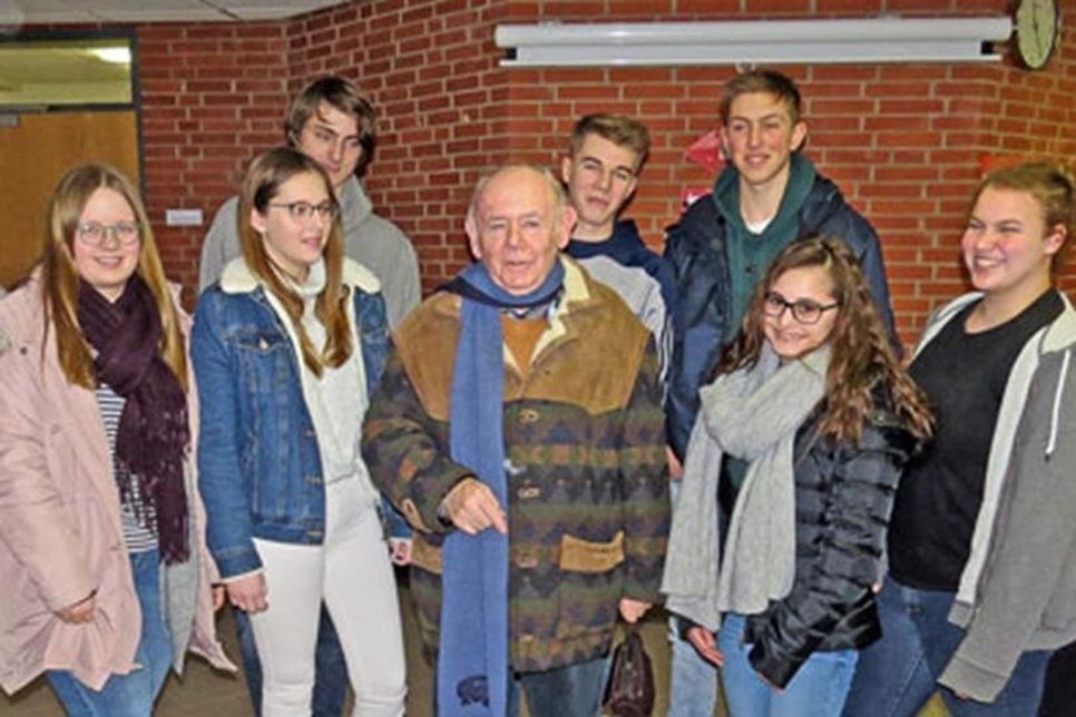 SchülerInnen der Arnesboken-Schule mit Jurek Szarf.