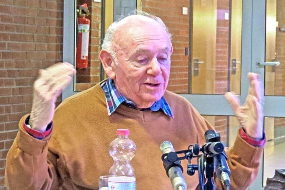 Jurek Szarf, einer der letzten Überlebenden des Holocaust, spricht – wie hier in Ahrensbök - oft vor Schülern.