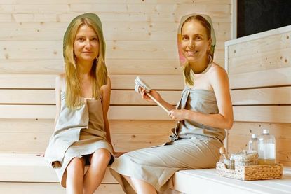 Haben hilfreiche Tipps und Tricks zum Thema „Saunieren in der Kleinstadt“: Gesche Muchow (lks.) und Kristina Kolbe. (Fotomontage)