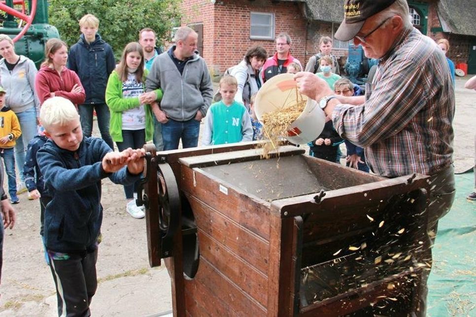 Nils, 9 Jahre, aus Sachsen-Anhalt half tatkräftig beim Reinigen des Getreides an der Windfege mit.