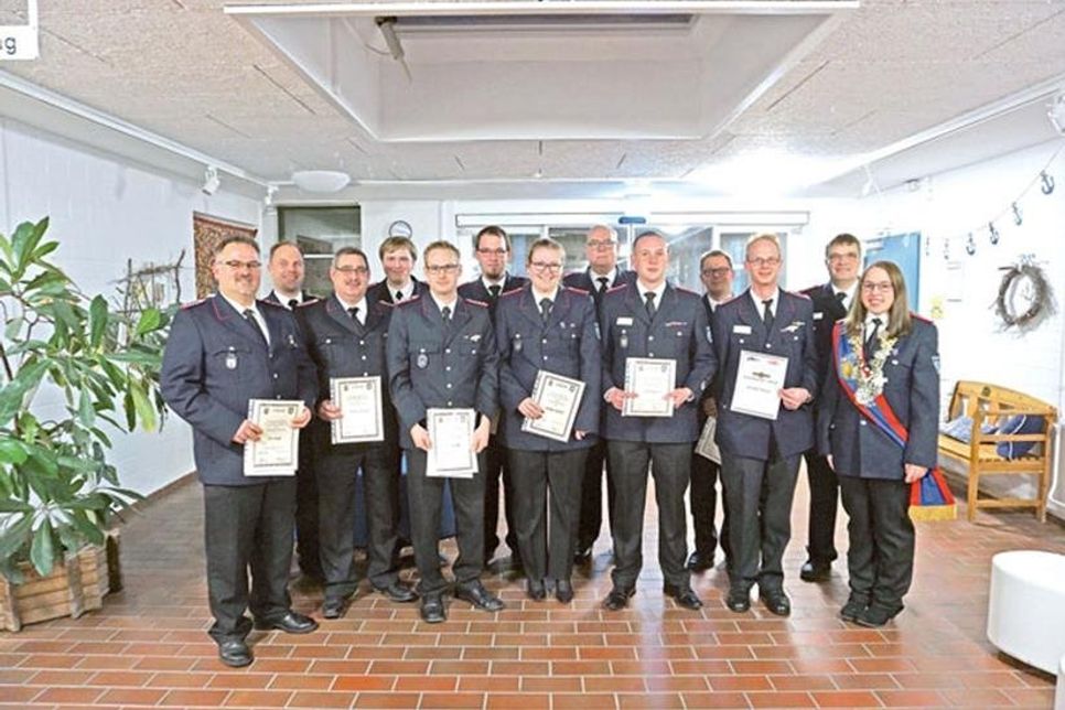 Wehrführer André Hasselmann (2.v.r.) ehrte Kameraden für ihre langjährige Treue zur Oldenburger Wehr. Unter ihnen auch Jörn Kyell Krause (3.v.r.), der für seine Verdienste im Bereich der Jugendarbeit durch Kreisfeuerwehrwart Alexander Wengelewski mit der Leistungsspange in Bronze der schleswig-holsteinischen Jugendfeuerwehr bedacht wurde. (Foto Manuel Büchner)