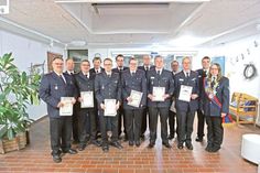 Wehrführer André Hasselmann (2.v.r.) ehrte Kameraden für ihre langjährige Treue zur Oldenburger Wehr. Unter ihnen auch Jörn Kyell Krause (3.v.r.), der für seine Verdienste im Bereich der Jugendarbeit durch Kreisfeuerwehrwart Alexander Wengelewski mit der Leistungsspange in Bronze der schleswig-holsteinischen Jugendfeuerwehr bedacht wurde. (Foto Manuel Büchner)