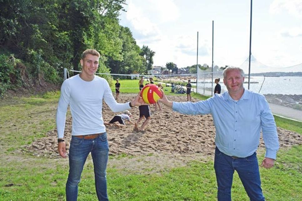 Freizeitsport an der Kieler Förde: Matti Windeler vom Kinder- und Jugendbeirat und Bürgermeister Tade Peetz gaben das neue Beachvolleyballfeld am Heikendorfer Fördewanderweg frei.
