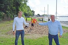 Freizeitsport an der Kieler Förde: Matti Windeler vom Kinder- und Jugendbeirat und Bürgermeister Tade Peetz gaben das neue Beachvolleyballfeld am Heikendorfer Fördewanderweg frei.