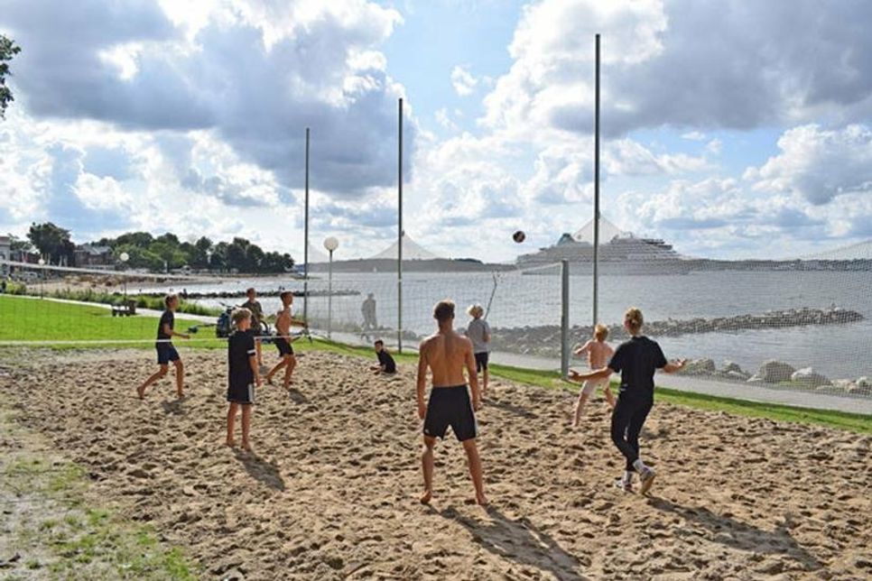 Volleyball mit Fördeblick.
