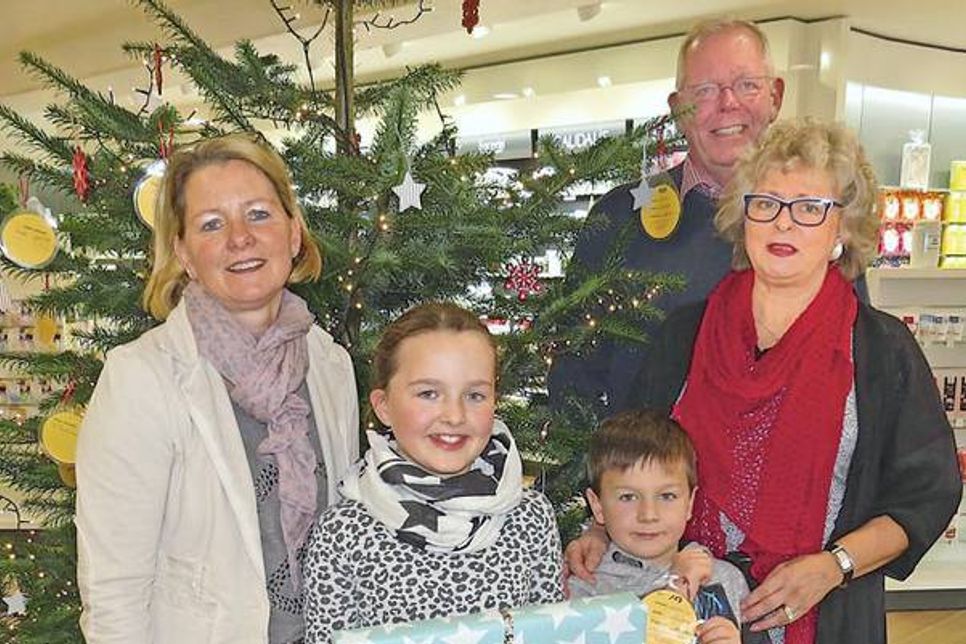 Gabi Viereck (l.) und Angelika Wallbrecht vom Kinderschutzbund Malente, die Organisatorinnen der Wunschbaum-Aktion, Hermann Imbusch (Friesen-Apotheke) und die Kinder Sarah und Silas.