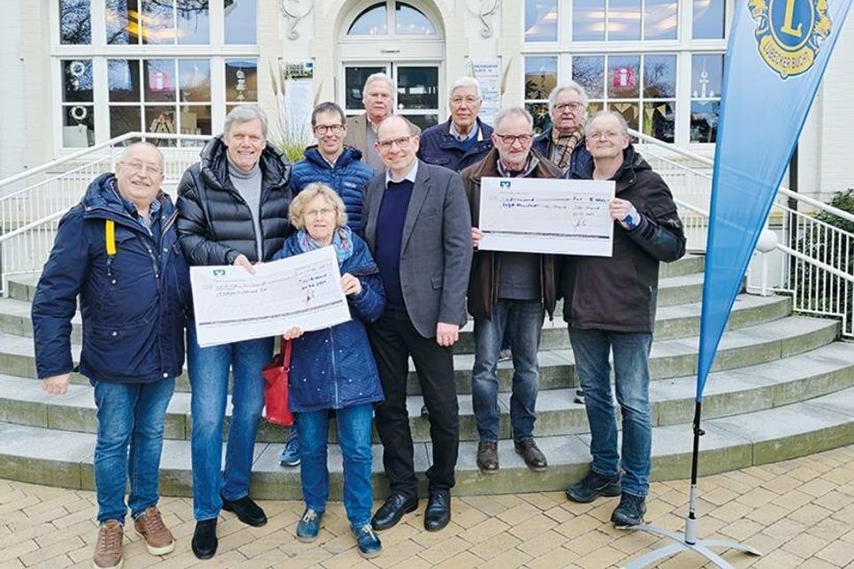 Scheckübergabe in Timmendorfer Strand (von links): Matthias Benkstein und Manfred Behrens (Lions), Mechtild Piechulla, Henning Reimann und Martin Liegmann (vom Kinderschutzbund Ostholstein),  Karl-Hermann Bremeyer und Peter Danzeglocke (Lions), Olf Leder (Vorsitzender der Tafel Neustadt), Lutz König und Dr. Martin Struve (Lions).