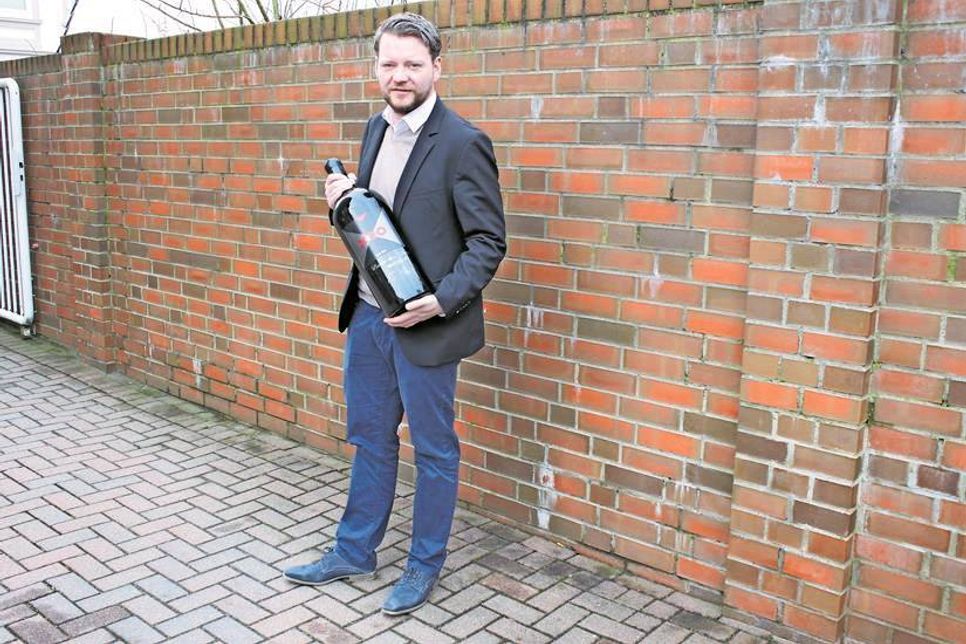 Darf es auch ein Gläschen mehr sein? Thorben Burmester mit einer Magnumflasche Wein.