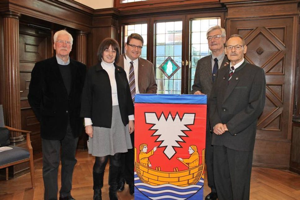 Volker Weber, Bürgermeisterin Dr. Tordis Batscheider, Propst Dirk Süssenbach, Günther Struck vom Kirchengemeinderat und Jürgen Hering (v. lks.).