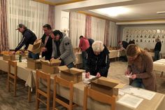 Die freiwilligen Helferinnen und Helfer bei der Auszählung der Abstimmung.