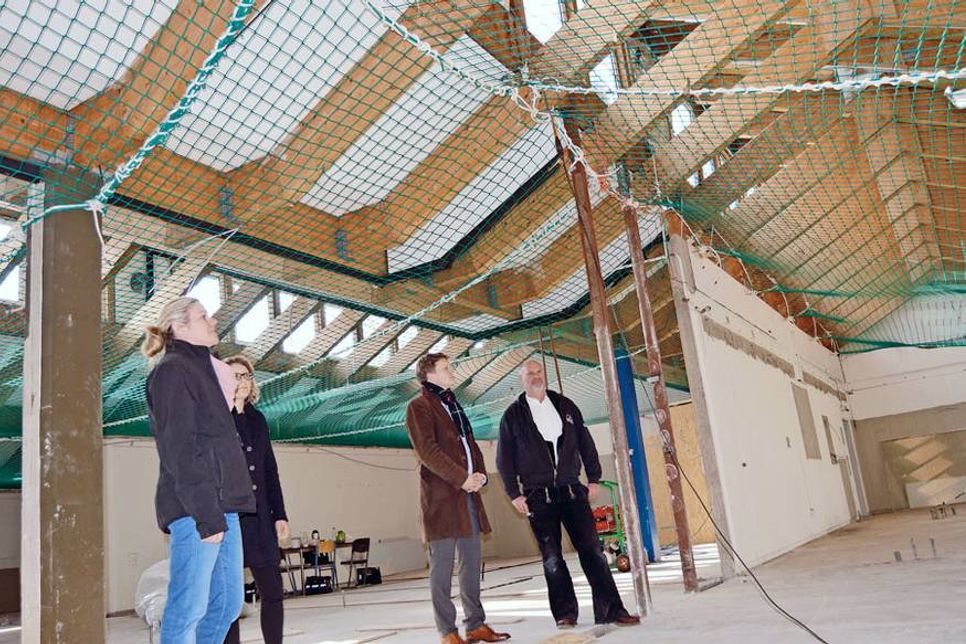 Maren Altevers (v.l.), Daniela Groth, Uwe Brinkmann und Detlef Bluhm sehen sich den komplett entkernten NaWi-Bereich an. (Foto: Stefan Setje-Eilers)