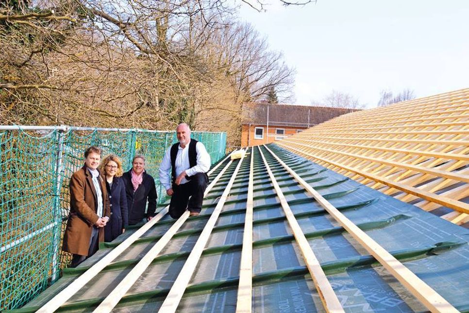 Im Zuge der Maßnahme wird das Dach des Bad Schwartauer Gymnasiums energetisch saniert. (Foto: Stefan Setje-Eilers)