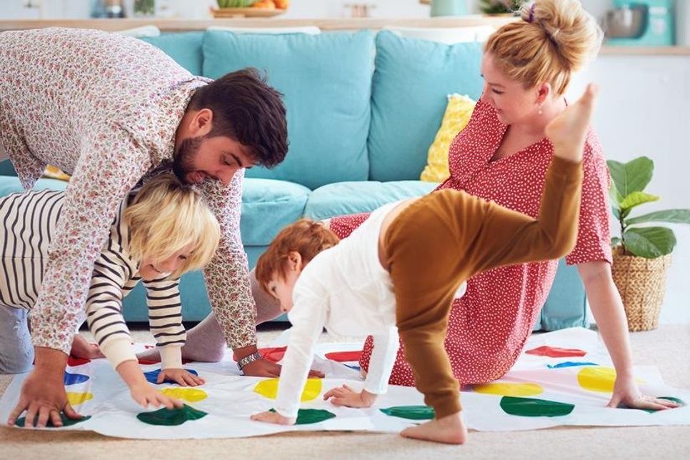 Zu Hause muss es nicht immer langweilig sein. Foto: Olesia Bilkei / Stock Adobe