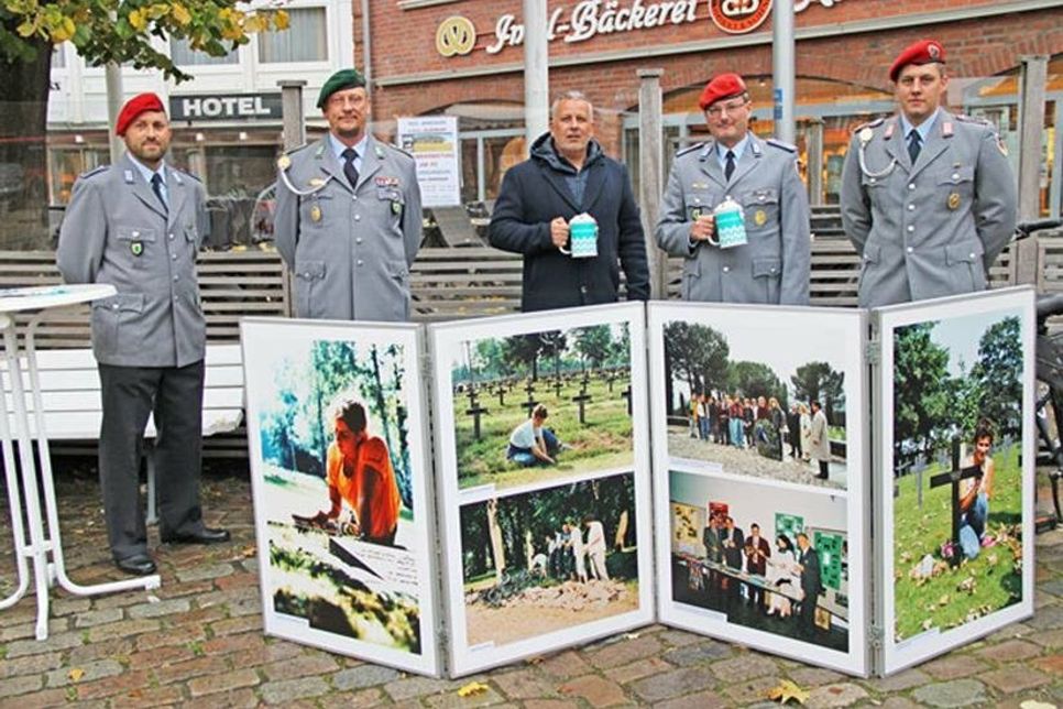 Oberstabsgefreiter Blum, Stabsfeldwebel Haack, Bürgermeister Jörg Saba, Oberstleutnant Ruhland und Oberstabsgefreiter Sommer werben für die Arbeit des Volksbundes Deutscher Kriegsgräberfürsorge anlässlich der Auftaktsammlung zur Haus- und Straßensammlung in der Region durch Soldatinnen und Soldaten des Truppenübungsplatzes Putlos.