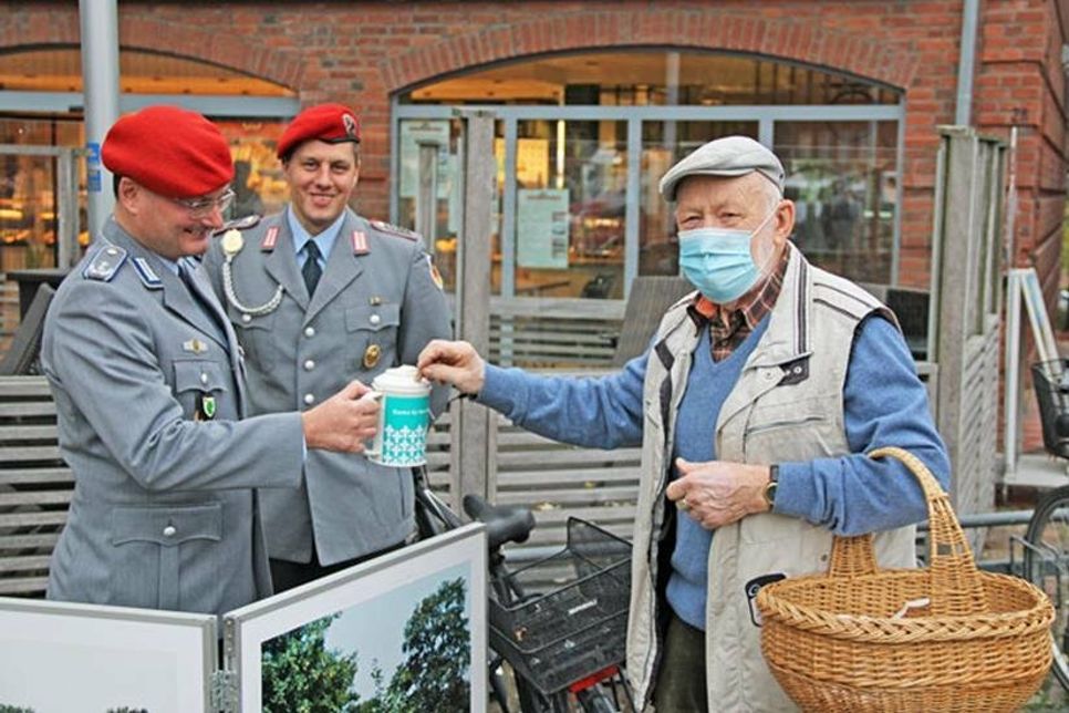 … und sogleich füllen sich die Spendendosen!