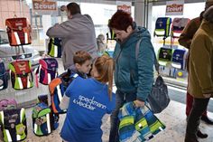 Eine Mitarbeiterin der Firma Speckmann und Vedder half bei der Anprobe des Schulranzens.