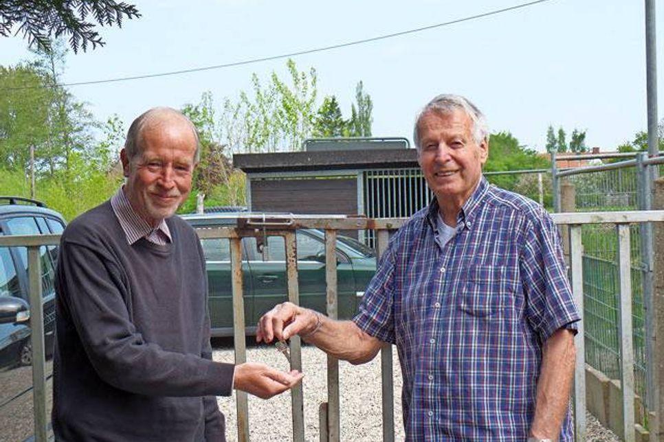 Übergabe der Tierheimschlüssel von Hans-Walter Oldenburg (rechts) an Claus-Peter Matthiensen (links)