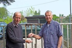 Übergabe der Tierheimschlüssel von Hans-Walter Oldenburg (rechts) an Claus-Peter Matthiensen (links)