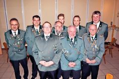 Dirk Gutschow (von links), Carsten Heise, Jens-Peter Samelin, Pjotr Mrachatz, Jan-Hendrik Fahrenkrug, Horst-Peter Kirchner, Nils Polomski und Holger Christofzik (rechts) bilden den neuen Vorstand der Scharbeutzer Schützen. Klaus Deventer (2.v.re.) verließ den Ehrenrat. (Foto: Kleinschmidt)