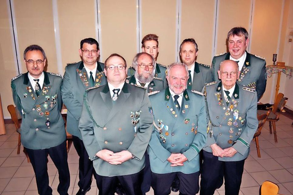Dirk Gutschow (von links), Carsten Heise, Jens-Peter Samelin, Pjotr Mrachatz, Jan-Hendrik Fahrenkrug, Horst-Peter Kirchner, Nils Polomski und Holger Christofzik (rechts) bilden den neuen Vorstand der Scharbeutzer Schützen. Klaus Deventer (2.v.re.) verließ den Ehrenrat. (Foto: Kleinschmidt)