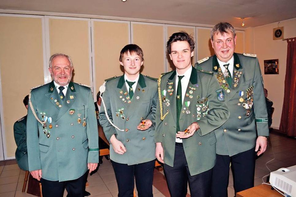 Für ihre Teilnahmen an den Deutschen Meisterschaften wurden Sven Samelin (2.v.li.) und Yannik Voigts jeweils ein Orden verliehen. Vorsitzender Horst-Peter Kirchner (li.) und sein Stellvertreter Holger Christofzik (re.) freuen sich mit den Beiden. (Foto: Kleinschmidt)