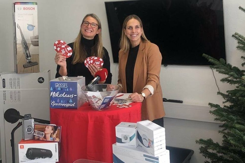 Unsere Glücksfeen Gesche Muchow (lks.) und Kristina Kolbe haben 25 Gewinner und Gewinnerinnen gezogen.