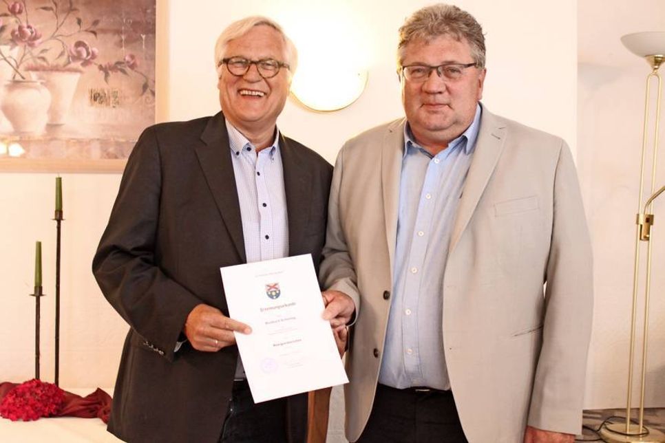 Bürgermeister Reinhard Schöning (CDU) erhielt seine Ernennungsurkunde von Detlef Behrens (lks.).