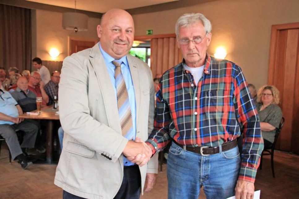 Axel Wildfang (re.), ältestes Mitglied der Gemeindevertretung, gratulierte Hartwig Bendfeldt zu seiner Wiederwahl.