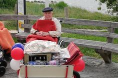 Neustadt. Die Senioren aus dem Dana Pflegeheim am Kiebitzberg - darunter auch Horst Rojahn (Foto) - haben den Himmelfahrtstag nach ihren eigenen Vorstellungen verbracht und eine zünftige „Vatertags-Tour“ unternommen. Bei bestem Wetter und einer steifen Brise ging es mit dem prall gefüllten Dana-Bollerwagen zu einem Picknick hinunter an die Ostseeküste. Im Sonnenschein gab es belegte Brote und Getränke vom Dana-Küchenteam. Dabei wurde auch über frühere Vatertags-Touren gesprochen und in ebenso guten wie lustigen Erinnerungen geschwelgt. (red)