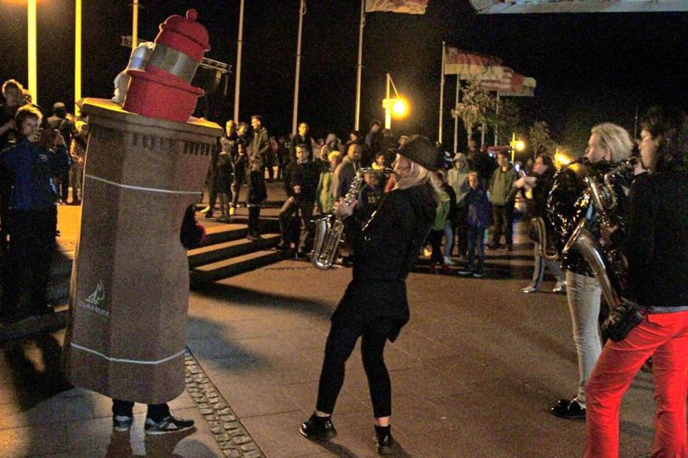 Treffpunkt Seebrücke: Dahmes Maskottchen, Leuchtturm Fiete und die „Liberos“ begleiteten die Gäste vom Nordstrand zur Seebrücke.