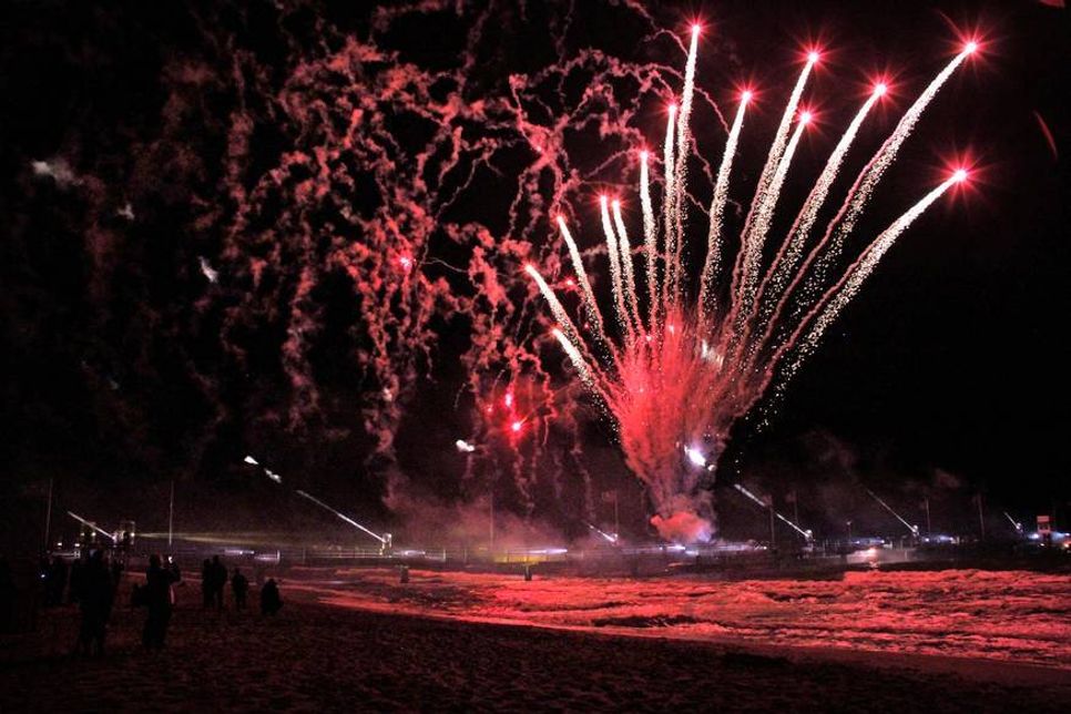 Atemberaubende Show aus Feuerwerk und Lichtelementen.