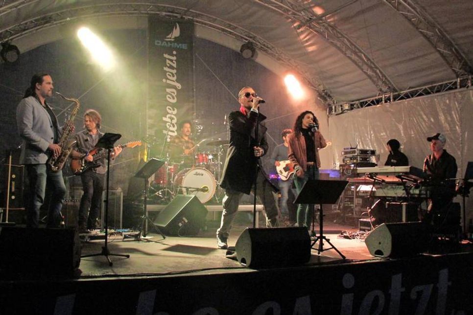 Am Samstagabend heizte die Band „Max &amp; friends“ den Besuchern mit funkigen Klängen auf der Nordstrandbühne ein.