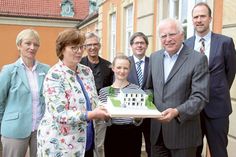 von links: Silke Meints, Gleichstellungsbeauftragte Kreis Ostholstein, Dr. Sabine Sütterlin-Waack, Gleichstellungsministerin Schleswig Holstein, Dipl.-Ing. Christian Bielke, Architekt, Lena Oeverdiek, Frauenhaus Ostholstein e.V., Gerhard Peterman, IB.SH Kiel, Landrat Reinhard Sager, Fabian Weist, WoBau OH