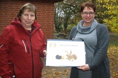 Zum Vorlesetag konnte Angela Hüttmann (lks.) der Leiterin der Kindertagesstätte, Ulrike Höls, erneut Bildkarten überreichen, um auf die Bedeutung des Vorlesens hinzuweisen.