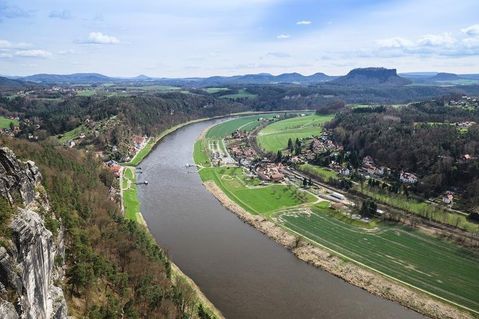 Blick vom Elbsandsteingebirge ins Elbtal.