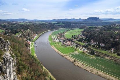 Blick vom Elbsandsteingebirge ins Elbtal.