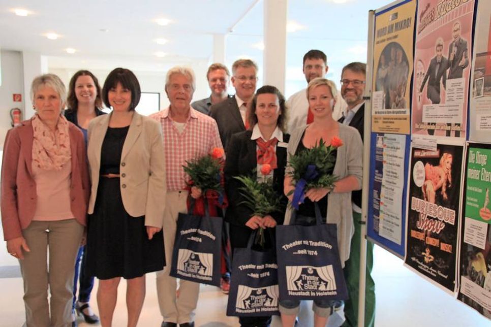 Gabriele Nellies vom Klutur-Service, Bürgermeisterin Dr. Tordis Batscheider, Koordinatorin der Kulturangebote Vera Kremer (v. lks.) sowie einige Paten, die die Veranstaltungsreihe „Theater in der Stadt“ fördern.