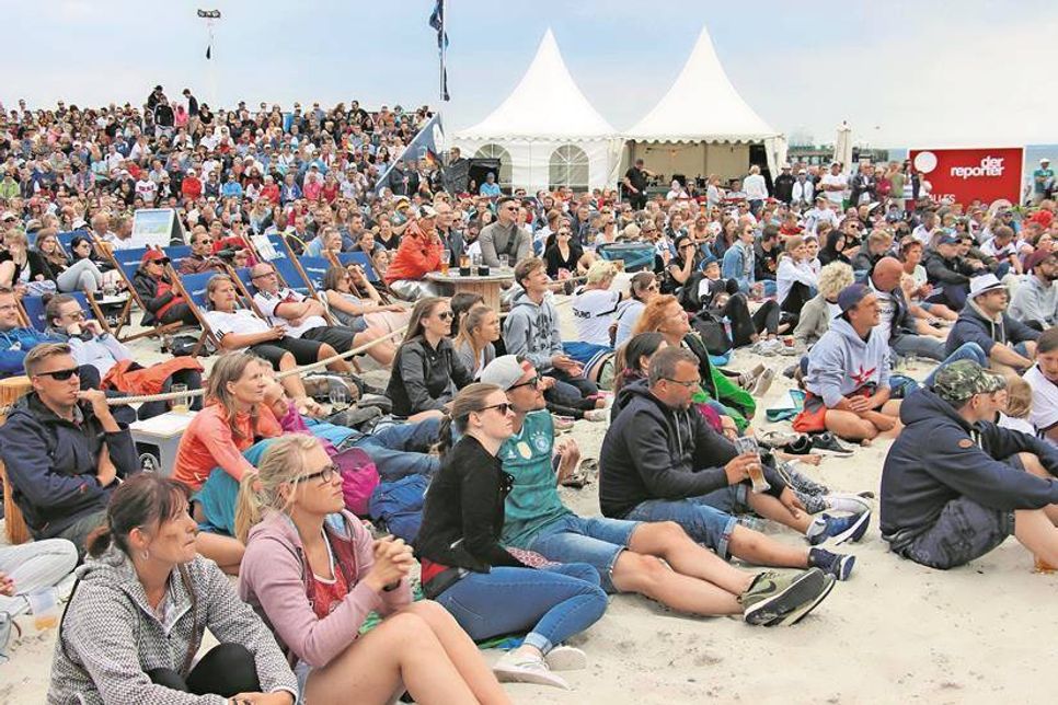 Die Strand-Arena in Grömitz vereint die Fußballfans zum gemeinsamen Public Viewing.