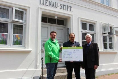 Übergabe des symbolischen Schecks in der Kremper Straße mit Dirk Heckmann, Vertriebsleiter der Stadtwerke, sowie Bürgermeister Mirko Spieckermann und Hospitalverwalter Volker Weber (v. lks.).